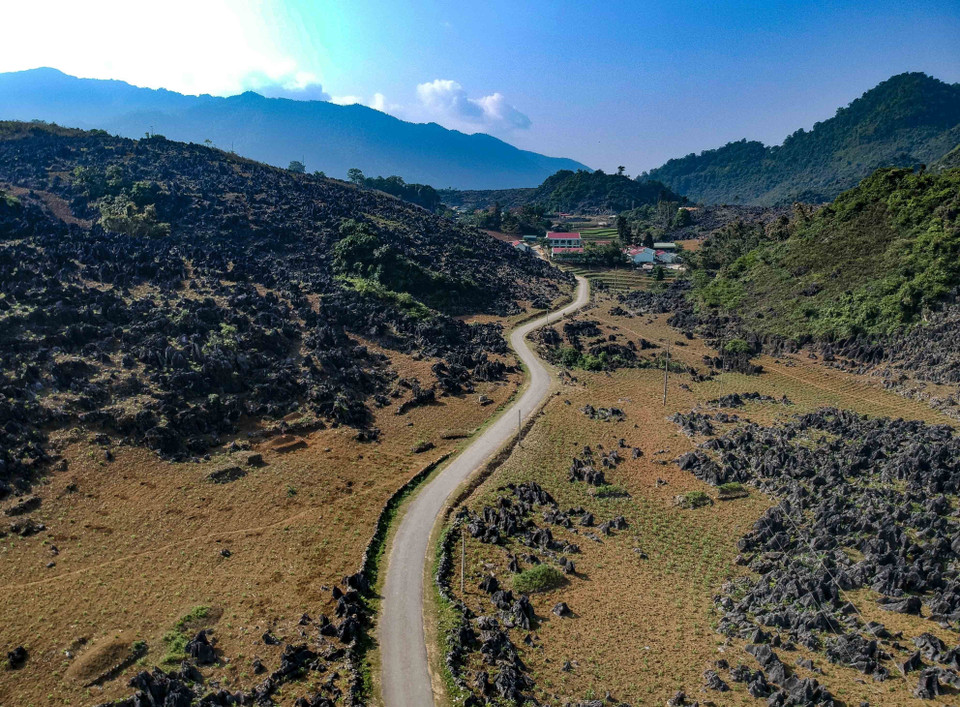 Những cung đường được bao quanh bằng các lớp đá tai mèo. (Ảnh: Xuân Tư/TTXVN)