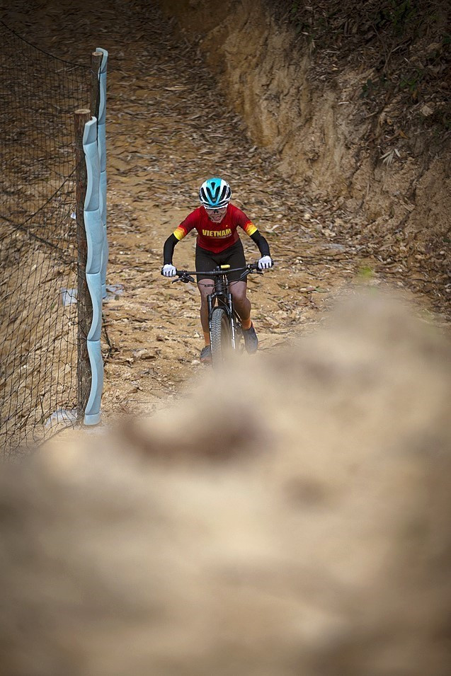 Vận động viên Đinh Thị Như Quỳnh tập luyện trên đường đua địa hình. (Ảnh: Trọng Đạt/TTXVN)