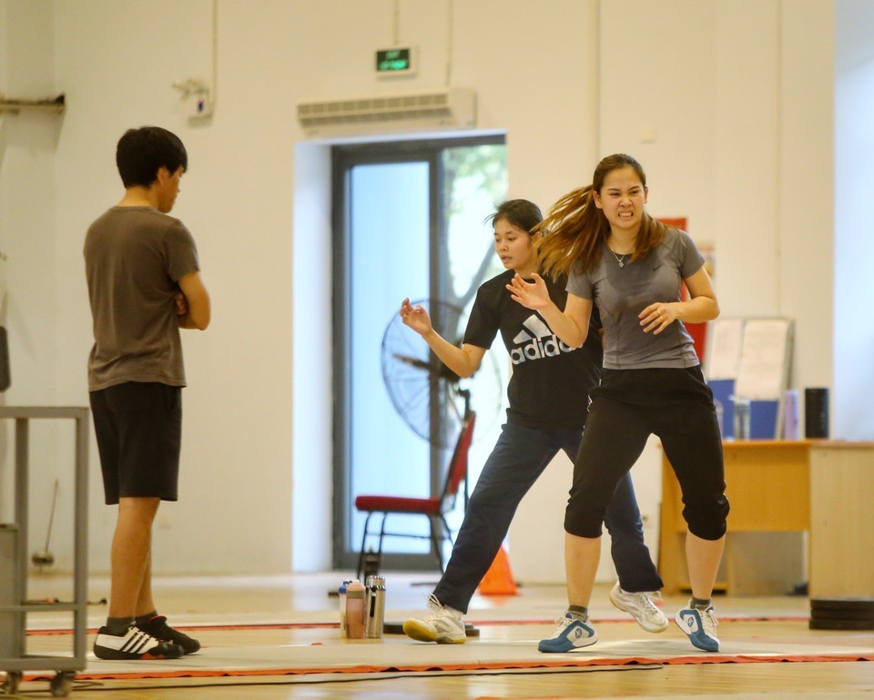 Trong mỗi buổi tập, các vận động viên có những bài tập thể lực làm nóng cơ thể. (Ảnh: Tuấn Đức/TTXVN)