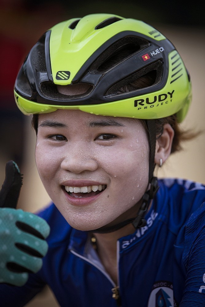 Giương mặt đẫm mồ hôi sau buổi tập luyện của vận động viên Bùi Thị Huê đội đua xe đạp địa hình. (Ảnh: Trọng Đạt/TTXVN)