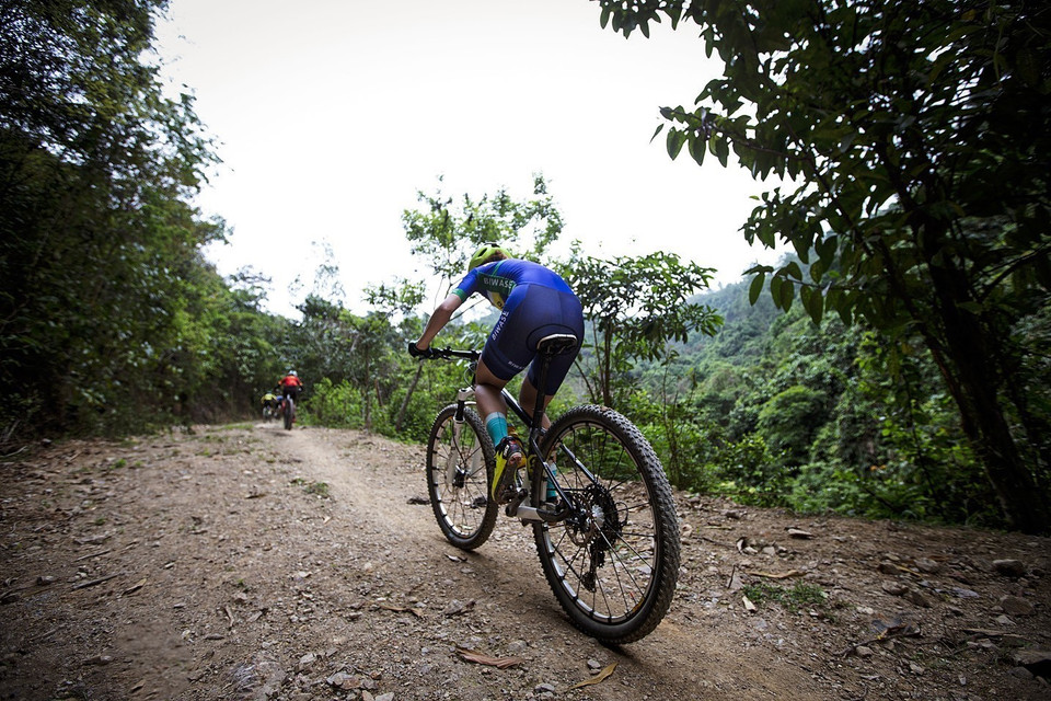 Đội đua xe đạp địa hình nỗ lực tập luyện hướng tới một kỳ SEA Games có thành tích cao trên sân nhà. (Ảnh: Trọng Đạt/TTXVN)