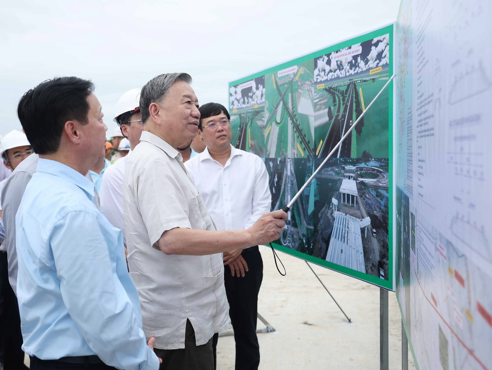 Tổng Bí thư Tô Lâm khảo sát Dự án cao tốc Cao Lãnh-An Hữu. (Ảnh: Thống Nhất/TTXVN)