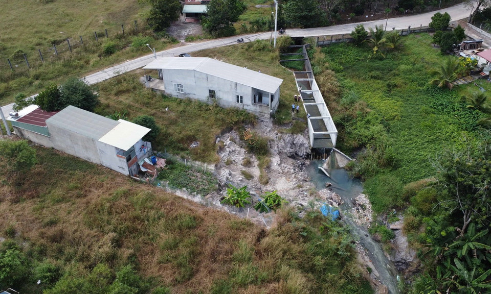 Nhiều hộ dân bị ảnh hưởng do Suối Bưng hổ sạt lở nghiêm trọng. (Ảnh: Đậu Tất Thành/TTXVN)