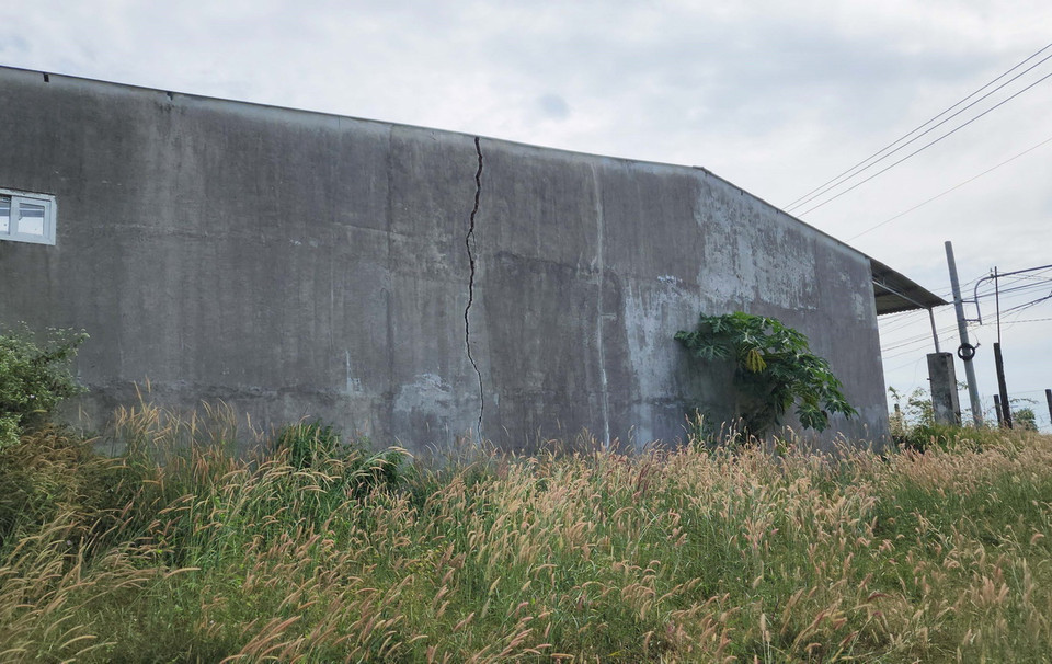 Suối Bưng Hổ sạt lở khiến tường nhà của người dân bị bị nứt. (Ảnh: Đậu Tất Thành/TTXVN)