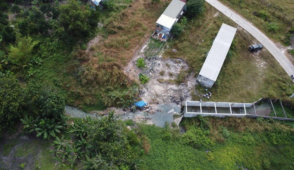 Nhiều hộ dân bị ảnh hưởng do Suối Bưng Hổ sạt lở nghiêm trọng. (Ảnh: Đậu Tất Thành/TTXVN)