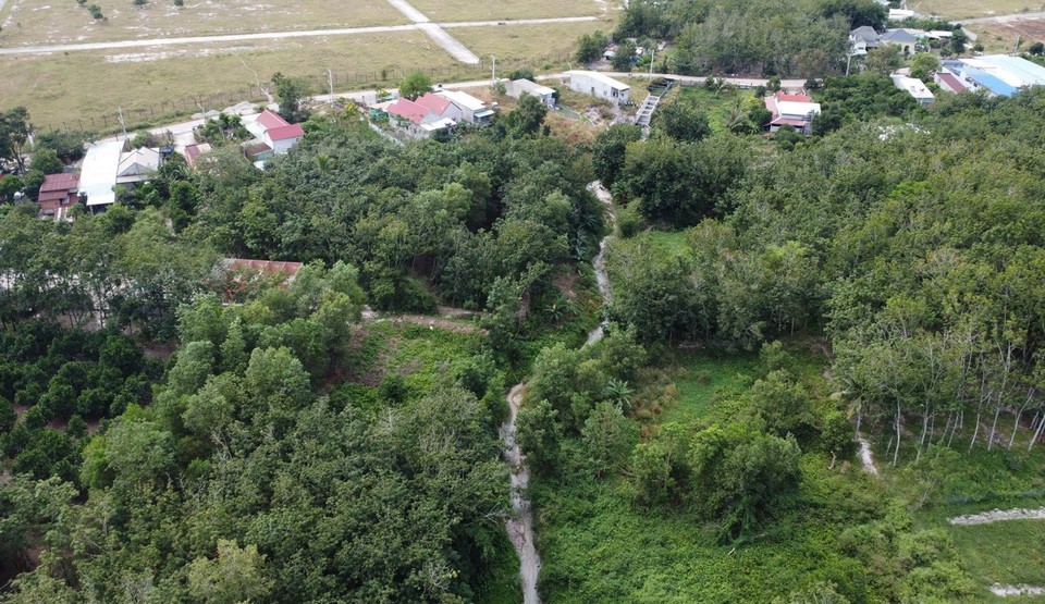 Suối Bưng Hổ chảy qua địa bàn khu phố 9 và 10, phường Minh Hưng, thị xã Chơn Thành (Bình Phước). (Ảnh: Đậu Tất Thành/TTXVN)