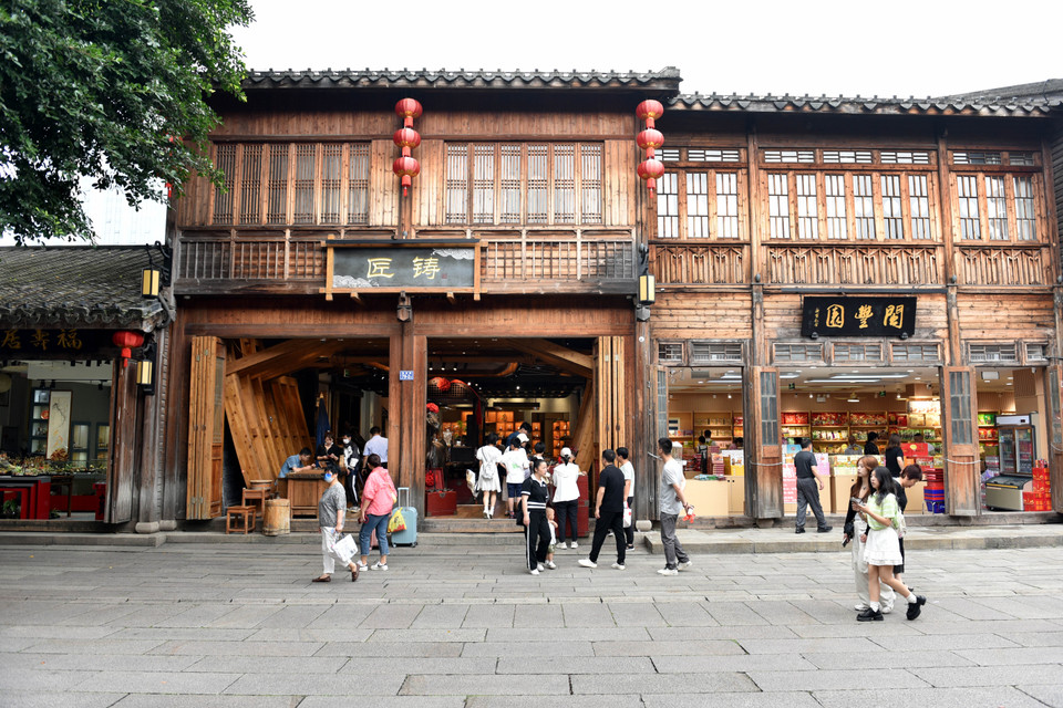 Với những nét kiến trúc rất độc đáo cùng bề dày về truyền thống lịch sử văn hóa, "Ba phường bảy ngõ" là điểm đến cho nhiều du khách có mong muốn đi sâu nghiên cứu, tìm hiểu về vùng đất Giang Nam trước đây. (Ảnh: Thành Dương/Vietnam+)