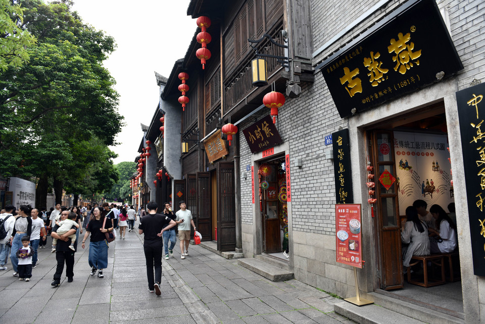 Với những nét kiến trúc rất độc đáo cùng bề dày về truyền thống lịch sử văn hóa, "Ba phường bảy ngõ" là điểm đến cho nhiều du khách có mong muốn đi sâu nghiên cứu, tìm hiểu về vùng đất Giang Nam trước đây. (Ảnh: Thành Dương/Vietnam+)