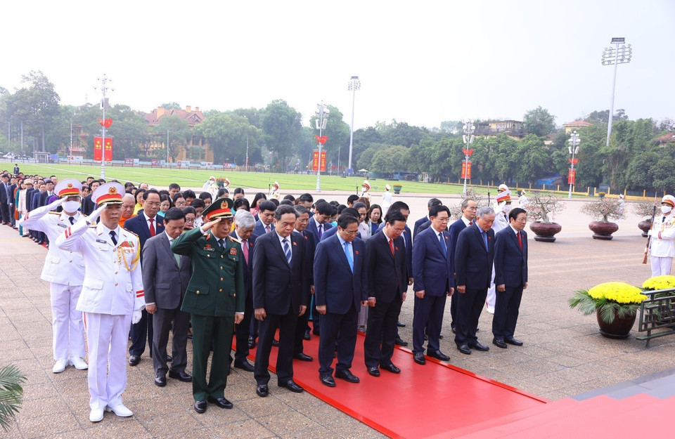 Lãnh đạo Đảng, Nhà nước và các đại biểu Quốc hội tưởng niệm Chủ tịch Hồ Chí Minh. (Ảnh: Văn Điệp/TTXVN)