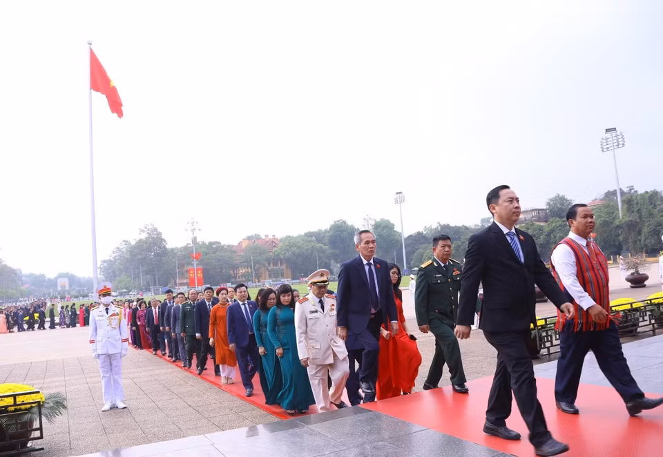 Các đại biểu Quốc hội vào viếng Lăng Chủ tịch Hồ Chí Minh. (Ảnh: Văn Điệp/TTXVN)