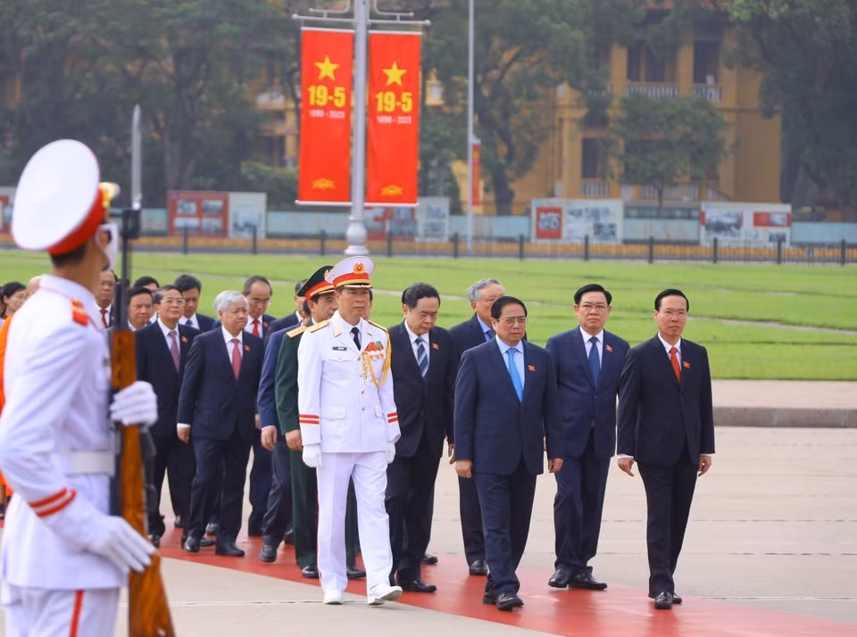 Lãnh đạo Đảng, Nhà nước và các đại biểu Quốc hội vào Lăng viếng Chủ tịch Hồ Chí Minh. (Ảnh: Văn Điệp/TTXVN)