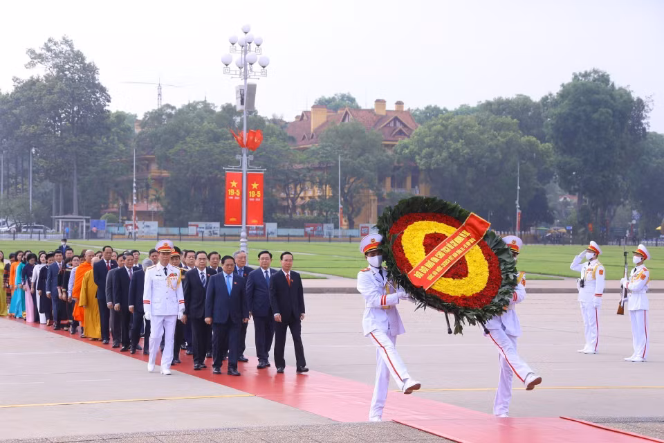 Lãnh đạo Đảng, Nhà nước và các đại biểu Quốc hội vào Lăng viếng Chủ tịch Hồ Chí Minh. (Ảnh: Văn Điệp/TTXVN)