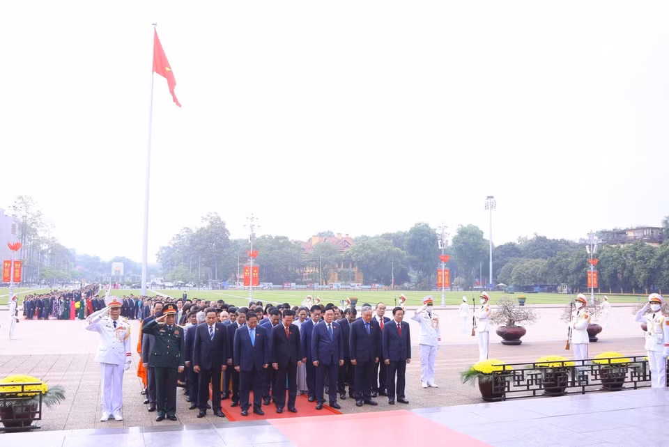 Lãnh đạo Đảng, Nhà nước và các đại biểu Quốc hội tưởng niệm Chủ tịch Hồ Chí Minh. (Ảnh: Văn Điệp/TTXVN)