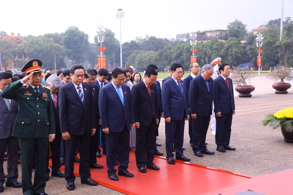Lãnh đạo Đảng, Nhà nước và các đại biểu Quốc hội tưởng niệm Chủ tịch Hồ Chí Minh. (Ảnh: Văn Điệp/TTXVN)
