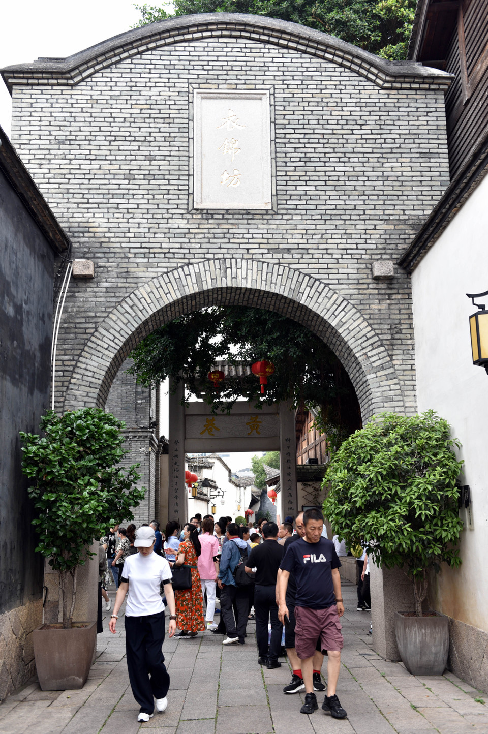 “Ba phường bảy ngõ” là một trong số ít các di tích kiến trúc cổ xưa còn sót lại và được mệnh danh là "hóa thạch sống của hệ thống phố phường" và "Bảo tàng Kiến trúc thời nhà Minh và nhà Thanh Trung Quốc." (Ảnh: Thành Dương/Vietnam+)