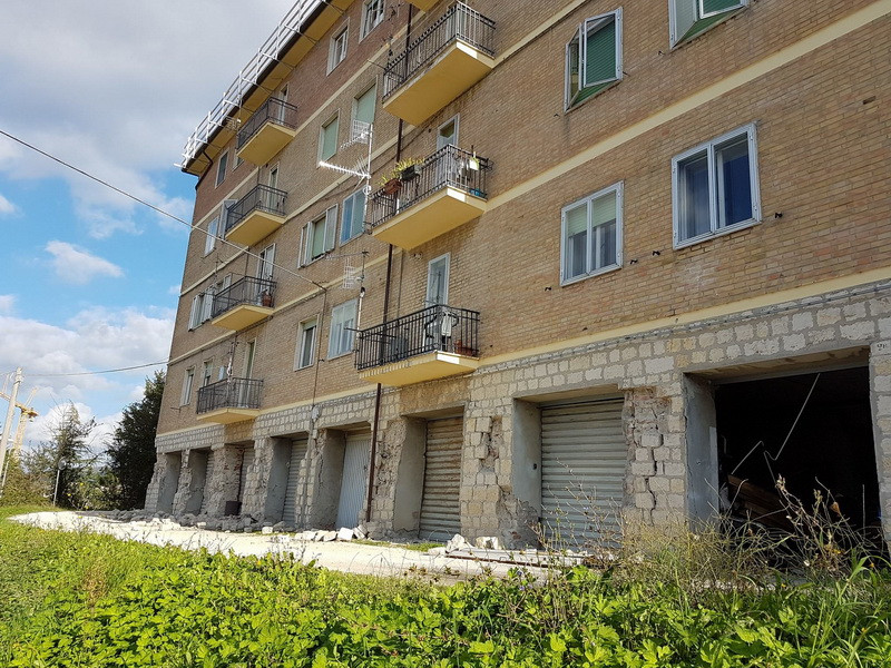  Các vết nứt xuất hiện cả ở các khu nhà cao tầng được xây kiên cố ở ngoại vi thành phố Camerino. (Ảnh: Hoàng Quốc Bảo/Vietnam+)