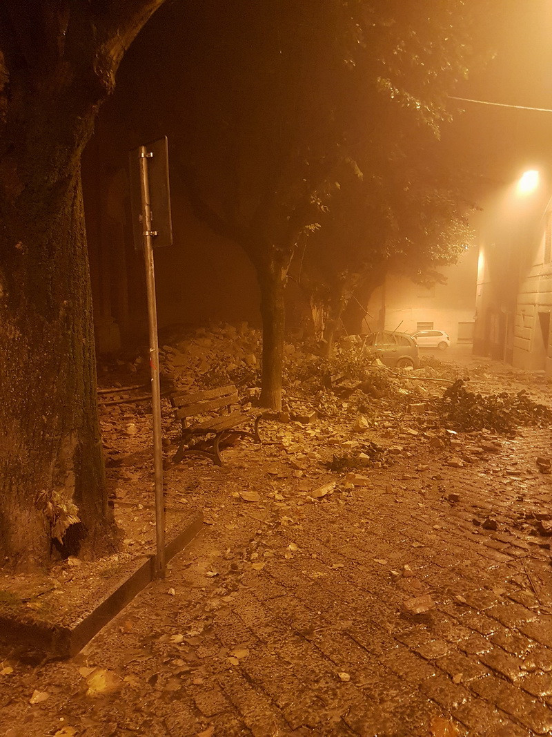 Cho đến nay, khắp nơi trong trung tâm thành phố Camerino đầy rẫy những đống đổ nát mà các lực lượng cứu hộ chưa thể khắc phục. (Ảnh: Hoàng Quốc Bảo/Vietnam+)