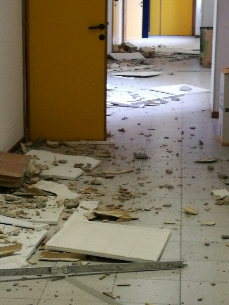  Bên trong căn hộ ký túc xá sinh viên, các vết nứt cũng xuất hiện trên tường, vôi, vữa, gạch trên trần bị lở, rơi xuống sàn.(Ảnh: Hoàng Quốc Bảo/Vietnam+)