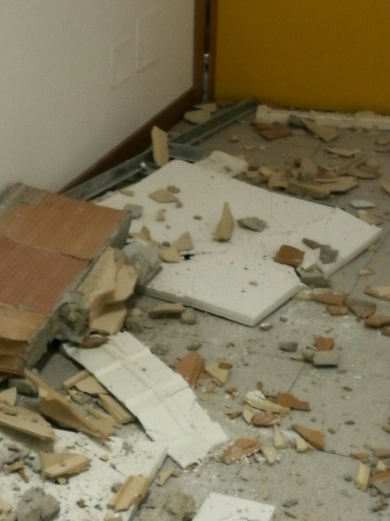 Bên trong căn hộ ký túc xá sinh viên, các vết nứt cũng xuất hiện trên tường, vôi, vữa, gạch trên trần bị lở, rơi xuống sàn.(Ảnh: Hoàng Quốc Bảo/Vietnam+)