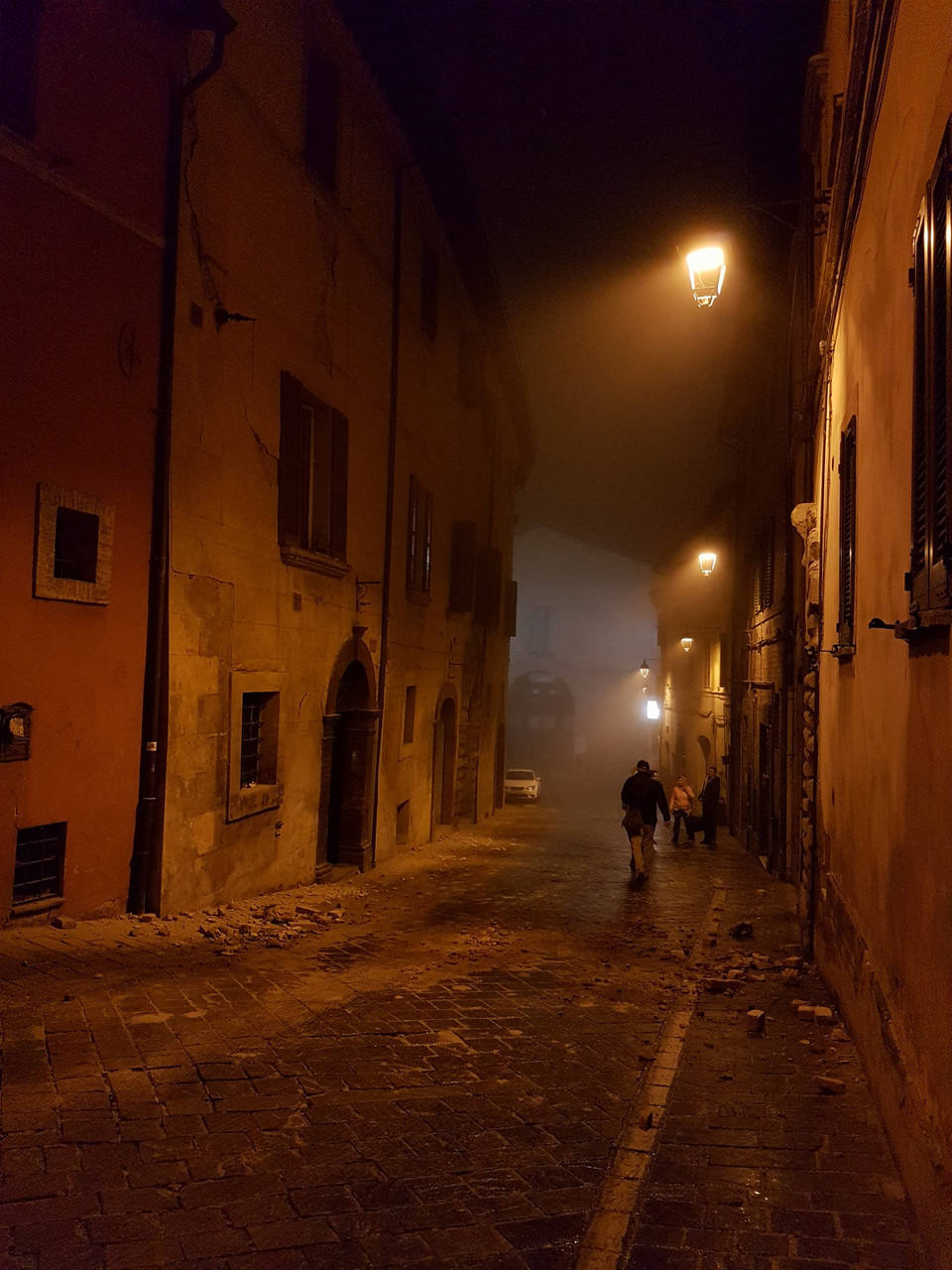 Người dân hoảng sợ đổ ra phố trong giá rét sau các đợt rung lắc.(Ảnh: Hoàng Quốc Bảo/Vietnam+)