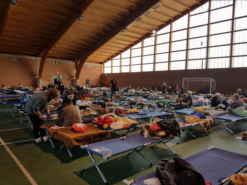  Một trạm tiếp đón những nạn nhân của trận động đất phải sơ tán ra khỏi nhà đã được thiết lập tại khu vực Nhà thi đấu thể thao có mái che của trường học thành phố. Các nạn nhân được cung cấp giường bạt, chăn, nước uống và lương thực.(Ảnh: Hoàng Quốc Bảo/Vietnam+)