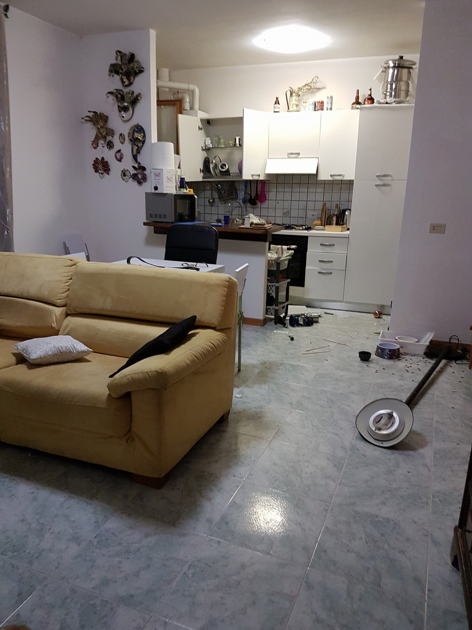 Nhiều đồ vật bị xê dịch, đổ vỡ sau các đợt rung lắc.(Ảnh: Hoàng Quốc Bảo/Vietnam+) 