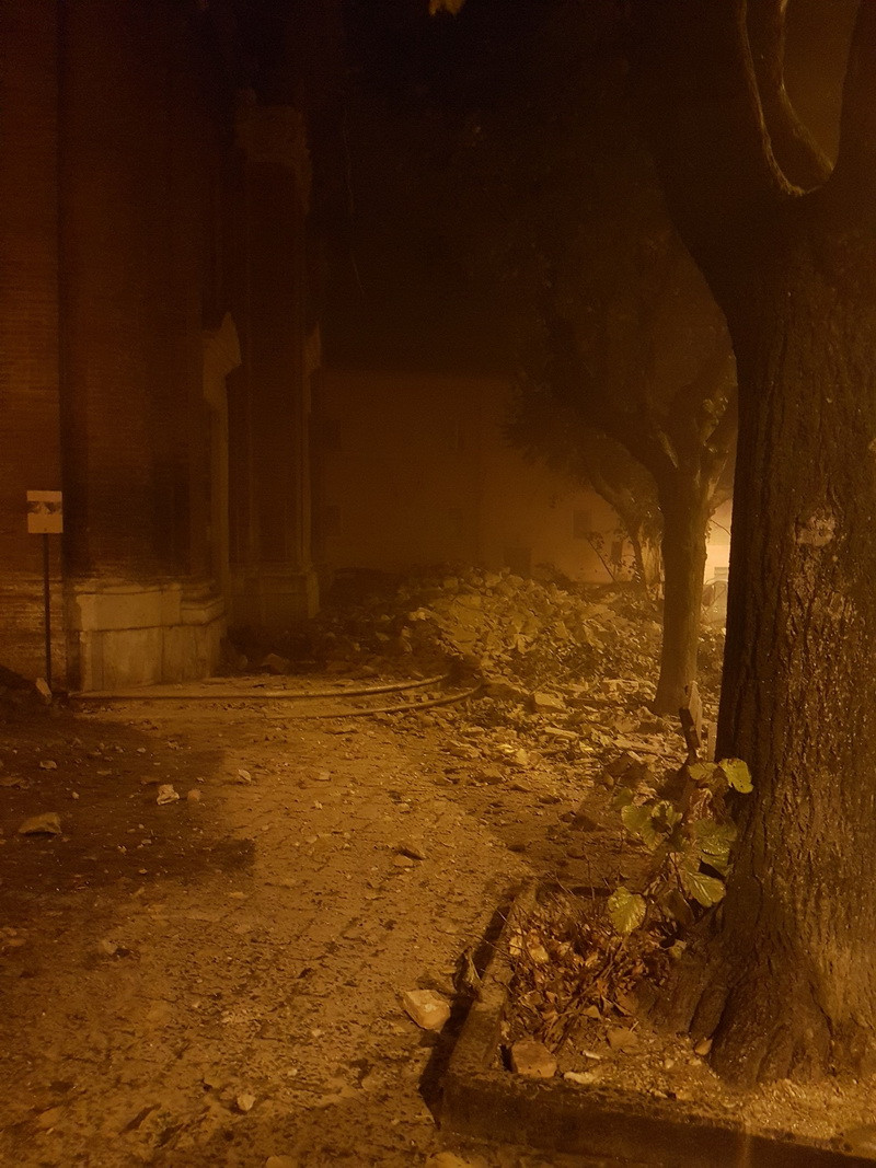  Cho đến nay, khắp nơi trong trung tâm thành phố Camerino đầy rẫy những đống đổ nát mà các lực lượng cứu hộ chưa thể khắc phục. (Ảnh: Hoàng Quốc Bảo/Vietnam+)