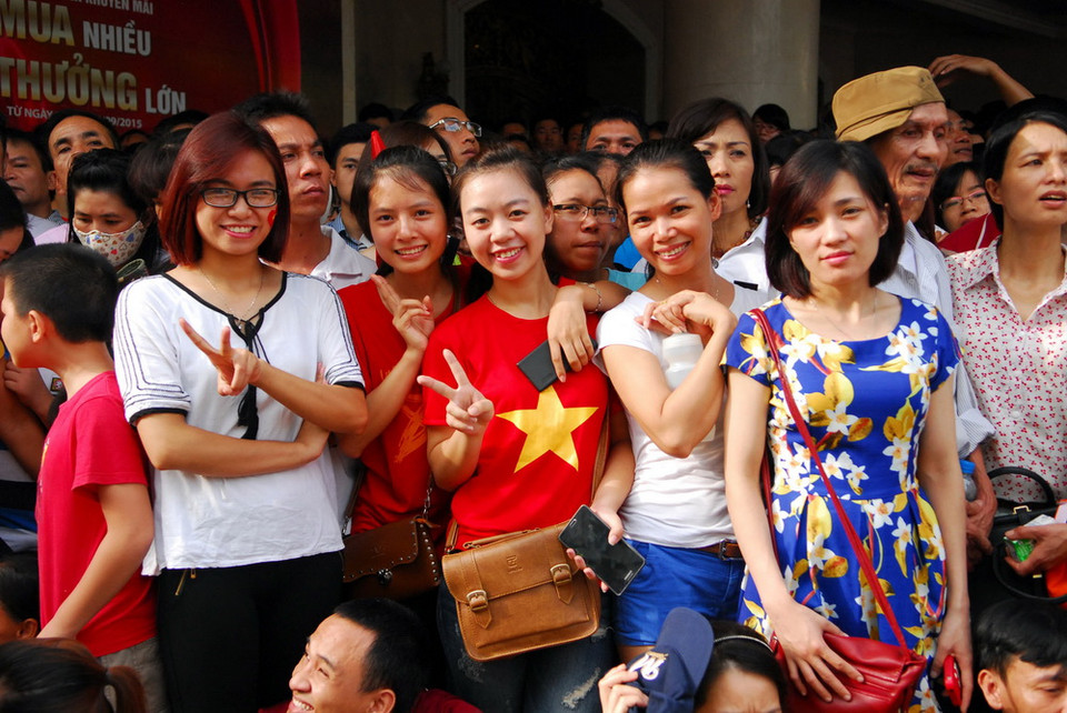 Nhân dân háo hức xem diễu binh, diễu hành tại phố Tràng Tiền. (Ảnh: TTXVN)