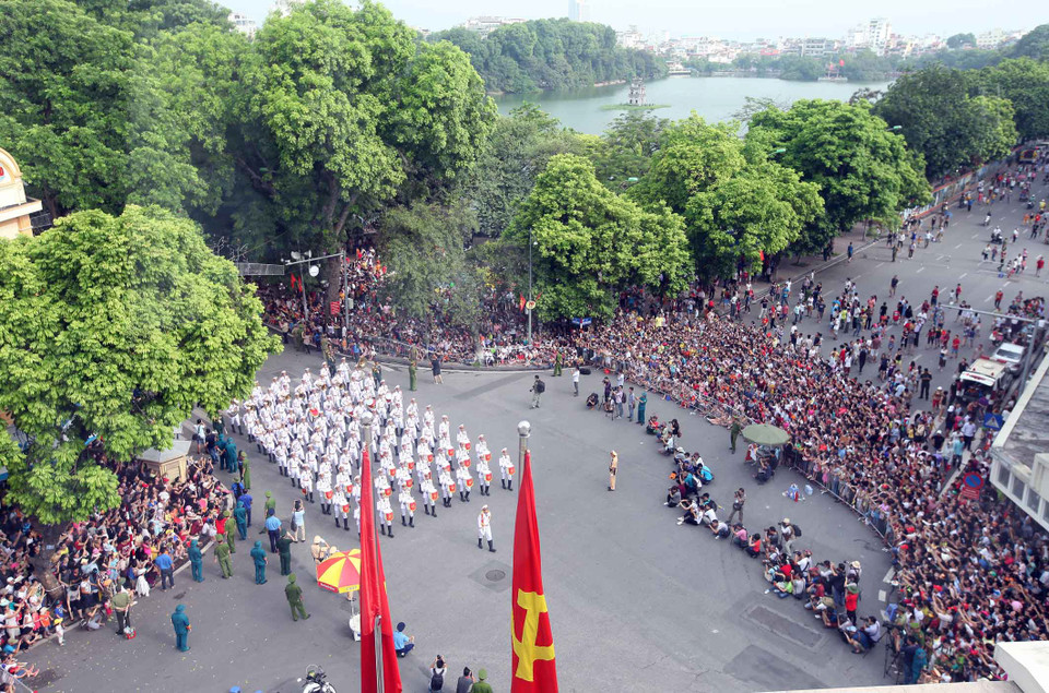 Đoàn diễu binh, diễu hành đoạn qua phố Hàng Khay, Tràng Tiền. (Nguồn: TTXVN)