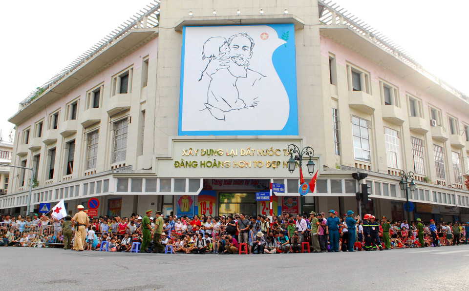 Nhân dân háo hức xem diễu binh, diễu hành tại phố Tràng Tiền. (Ảnh: TTXVN)