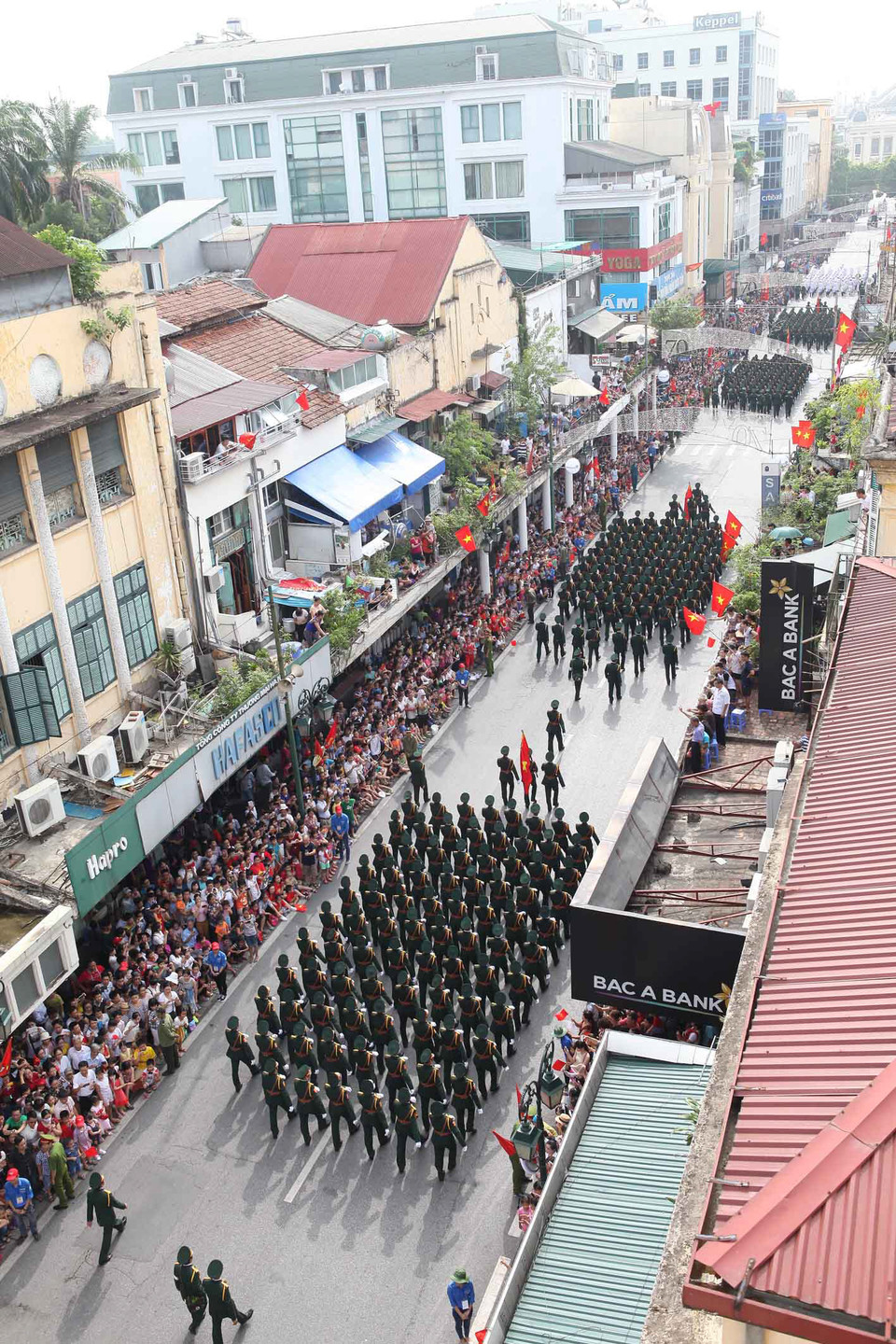 Đoàn diễu binh, diễu hành đoạn qua phố Hàng Khay, Tràng Tiền. (Nguồn: TTXVN)