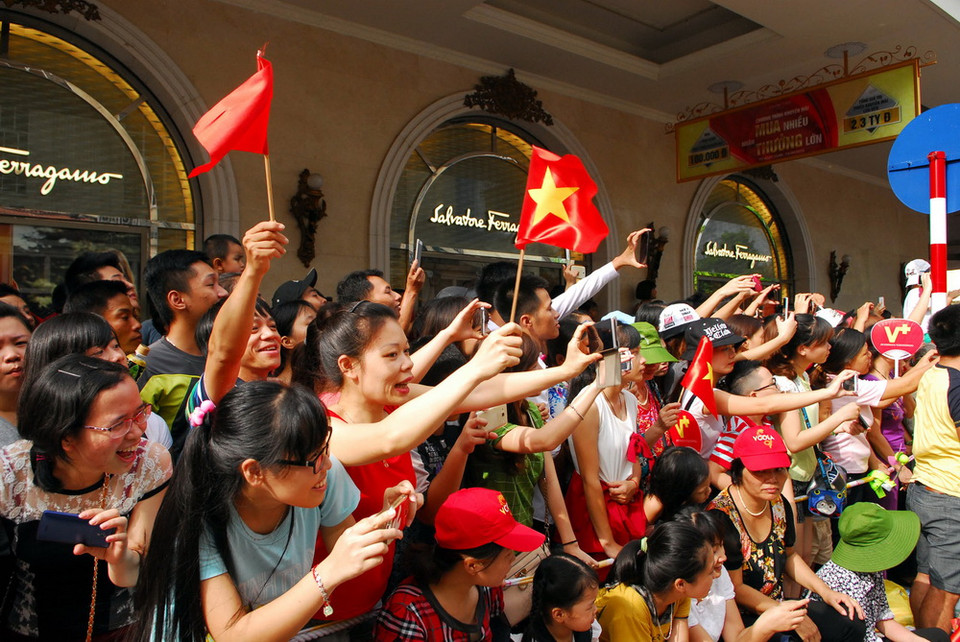 Nhân dân háo hức xem diễu binh, diễu hành tại phố Tràng Tiền. (Ảnh: TTXVN)