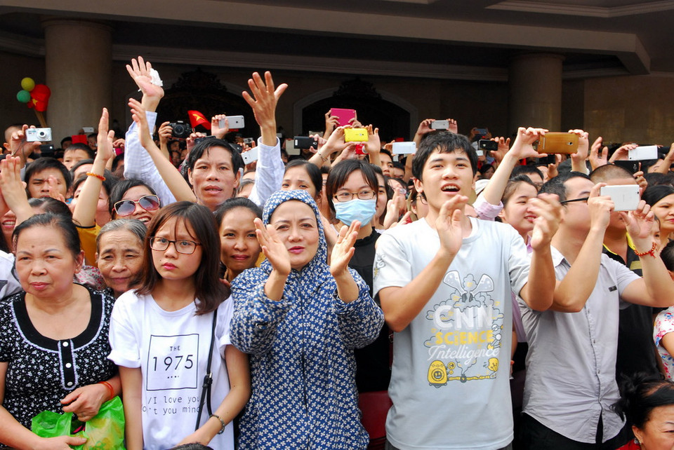 Nhân dân háo hức xem diễu binh, diễu hành tại phố Tràng Tiền. (Ảnh: TTXVN)