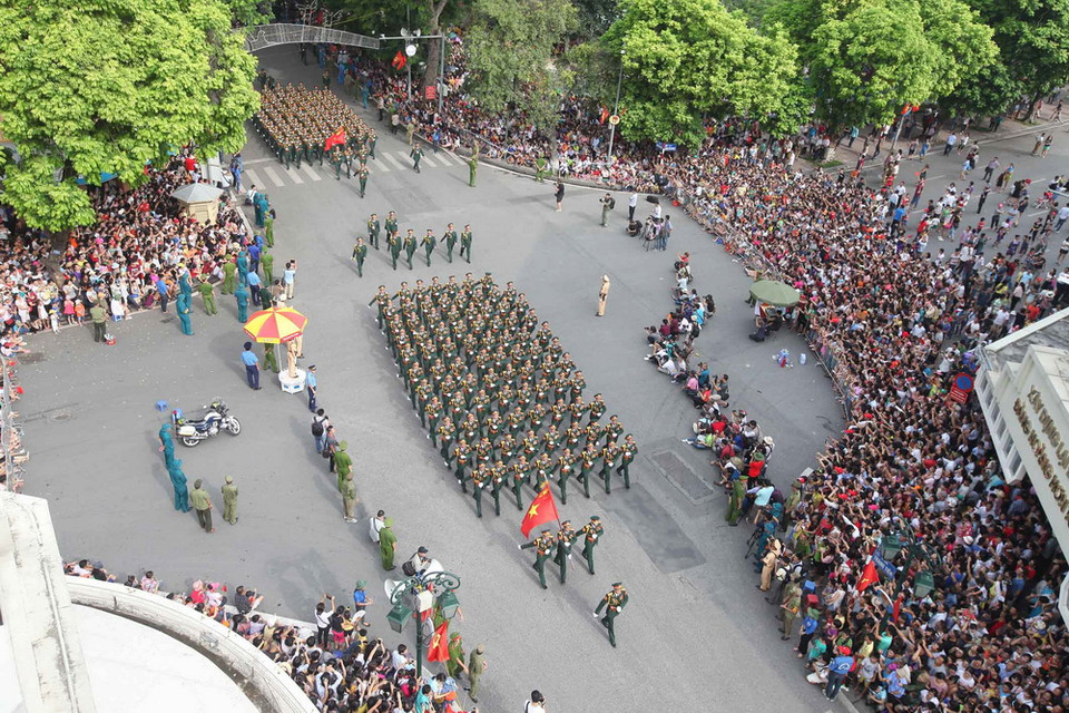 Đoàn diễu binh, diễu hành đoạn qua phố Hàng Khay, Tràng Tiền. (Nguồn: TTXVN)