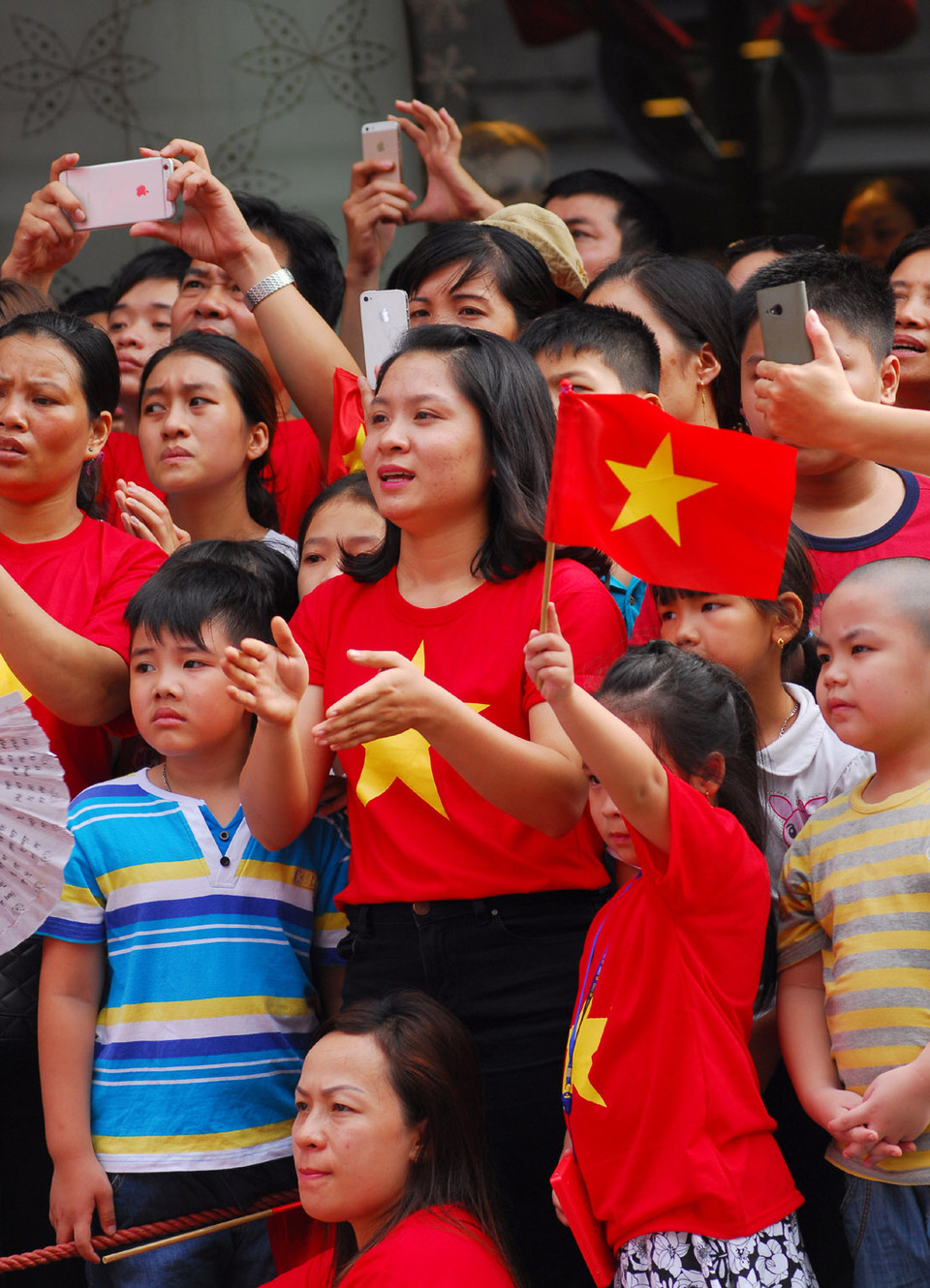 Nhân dân háo hức xem diễu binh, diễu hành tại phố Tràng Tiền. (Ảnh: TTXVN)