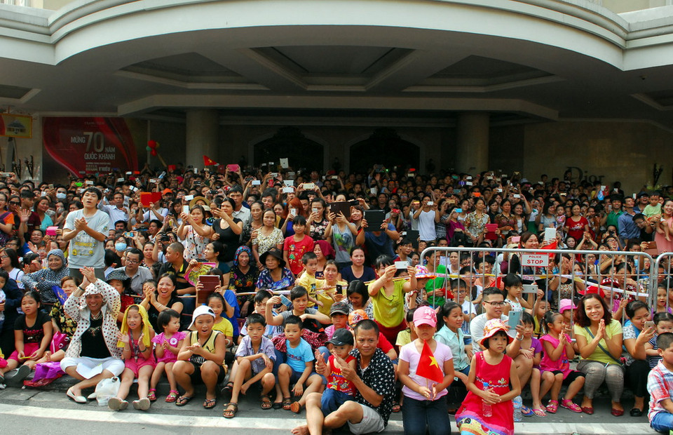 Nhân dân háo hức xem diễu binh, diễu hành tại phố Tràng Tiền. (Ảnh: TTXVN)