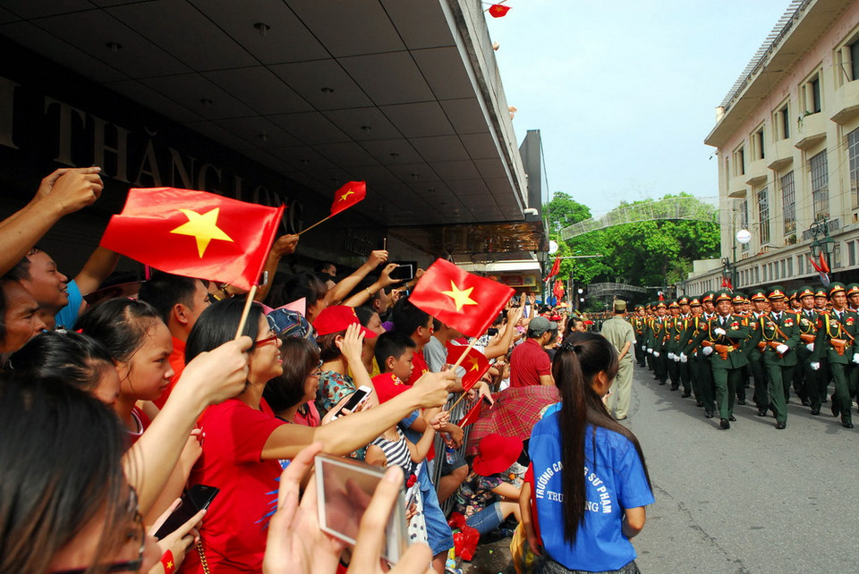 Nhân dân háo hức xem diễu binh, diễu hành tại phố Tràng Tiền. (Ảnh: TTXVN)