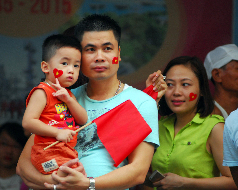 Nhân dân háo hức xem diễu binh, diễu hành tại phố Tràng Tiền. (Ảnh: TTXVN)