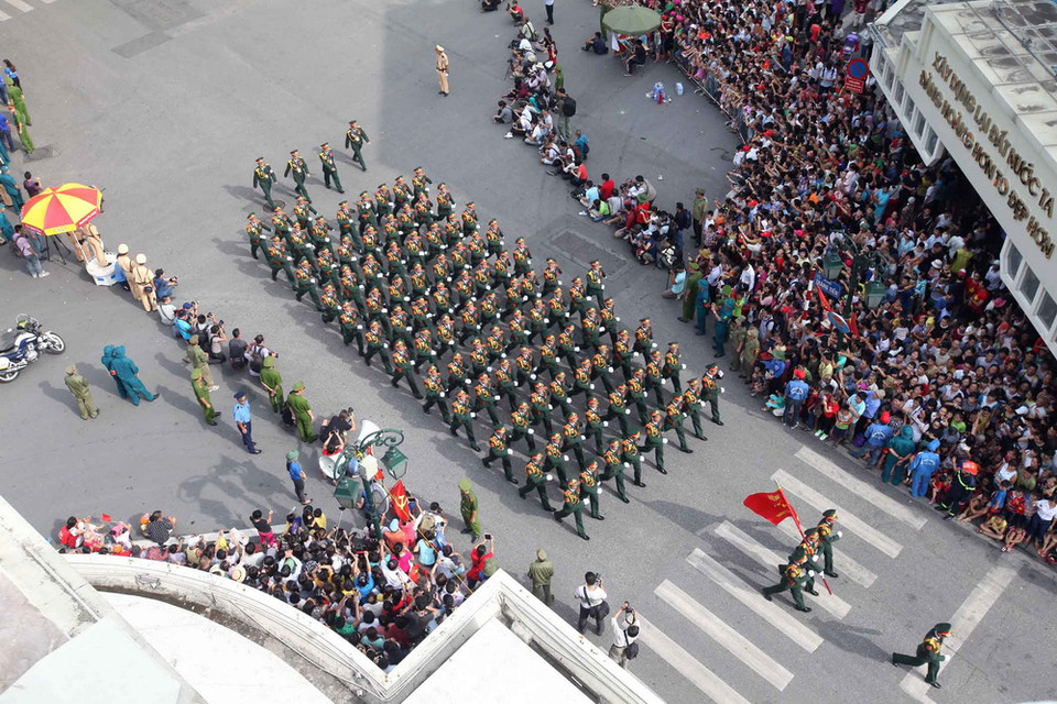 Đoàn diễu binh, diễu hành trên phố Tràng Tiền. (Nguồn: TTXVN)