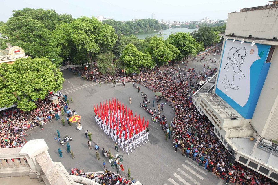 Đoàn diễu binh, diễu hành đoạn qua phố Hàng Khay, Tràng Tiền. (Nguồn: TTXVN)