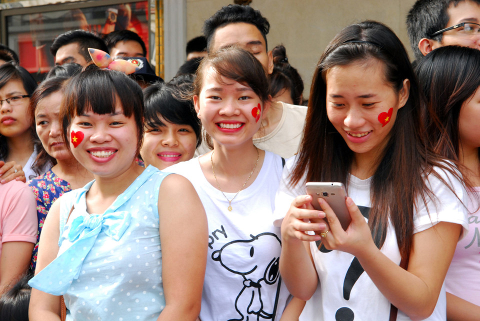 Nhân dân háo hức xem diễu binh, diễu hành tại phố Tràng Tiền. (Ảnh: TTXVN)