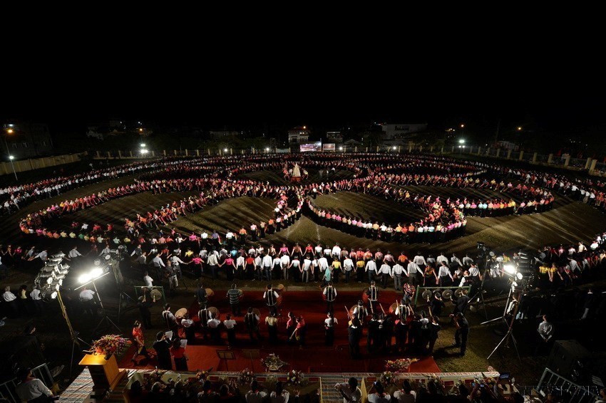 Nhiếp ảnh Việt Nam làm cho cuộc sống của con người phong phú hơn, có tác dụng giáo dục lòng yêu nước, tự hào dân tộc và giáo dục thẩm mỹ cho quần chúng Nhân dân, đúng như tinh thần Sắc lệnh 147/SL của Chủ tịch Hồ Chí Minh đã ban hành cách đây 70 năm. Trong ảnh: 2013 diễn viên quần chúng thị xã Nghĩa Lộ trình diễn màn đại xòe cổ lớn nhất Việt Nam - Nghệ thuật xòe Thái tượng trưng cho cái đẹp, chứa đựng các giá trị nghệ thuật vũ đạo, âm nhạc, ca hát, trang phục, ẩm thực và ứng xử văn hóa của cộng đồng người Thái. (Ảnh: Thanh Hà/TTXVN)