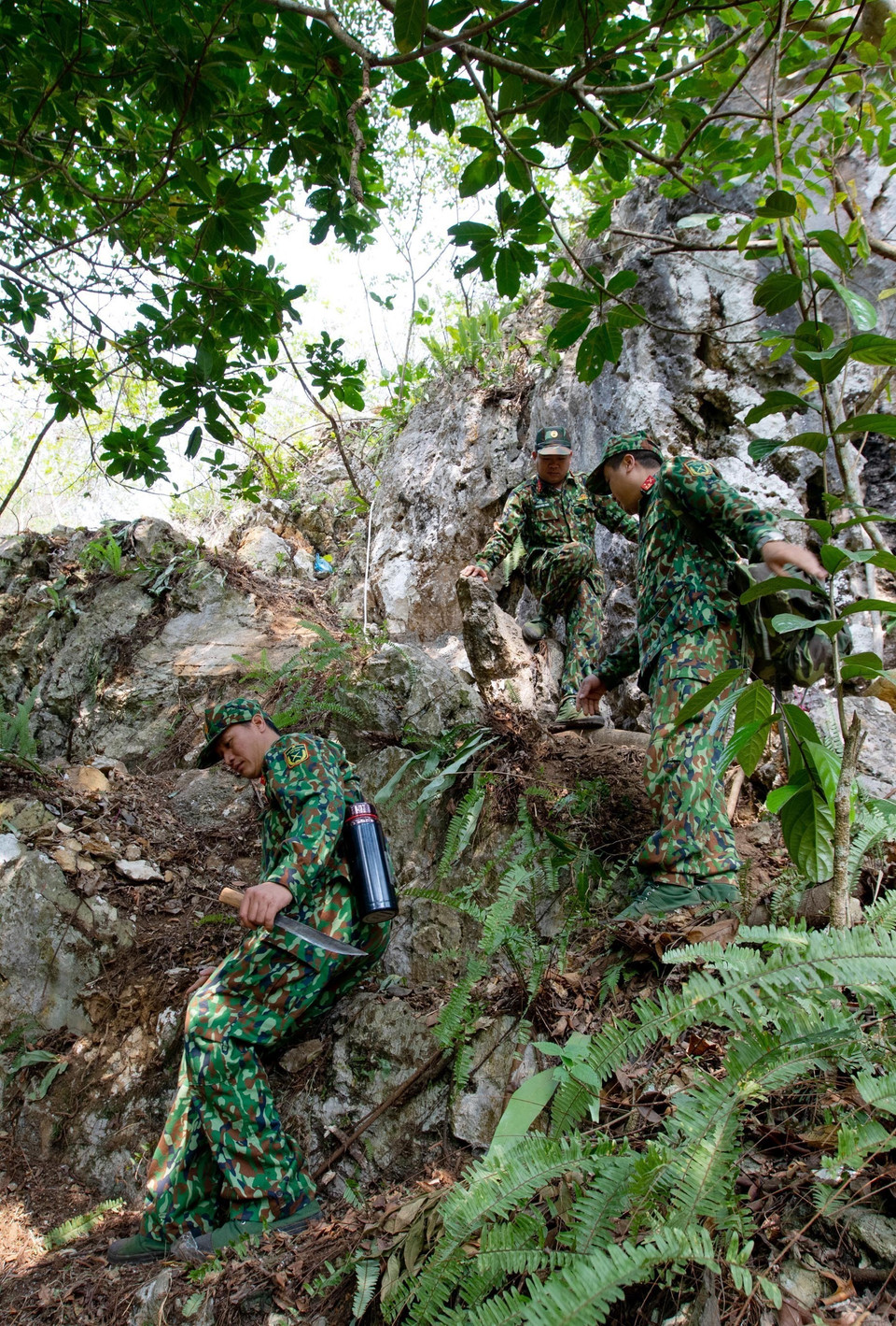 Những vách núi cheo leo gây rất nhiều khó khăn cho đội tìm kiếm quy tập hài cốt liệt sỹ Hà Giang khi tìm kiếm đồng đội. (Ảnh: Hoàng Hiếu/TTXVN)