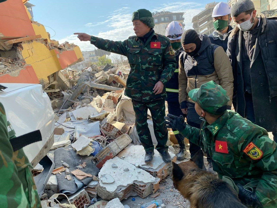 Những dấu mốc lịch sử, tư thế của người chiến sỹ tạc vào lịch sử được các nghệ sỹ nhiếp ảnh ghi lại. Trong ảnh: Đoàn cứu hộ cứu nạn của Quân đội nhân dân Việt Nam tham gia hỗ trợ khắc phục hậu quả động đất tại tỉnh Hatay, Thổ Nhĩ Kỳ. (Ảnh: Văn Hiếu/TTXVN)