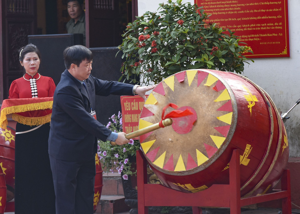Chủ tịch Ủy ban Nhân dân huyện Điện Biên Bùi Hải Bình đánh trống khai hội Thành Bản Phủ. (Ảnh: Xuân Tư/TTXVN)