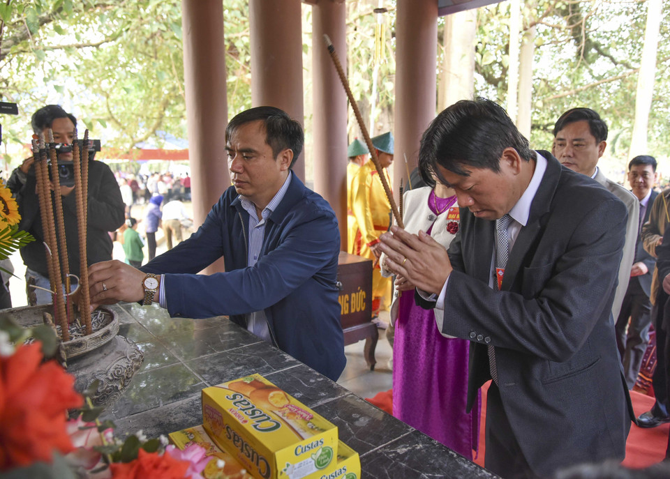 Đại biểu dâng hương tưởng niệm 254 ngày mất của Tướng Hoàng Công Chất. (Ảnh: Xuân Tư/TTXVN)