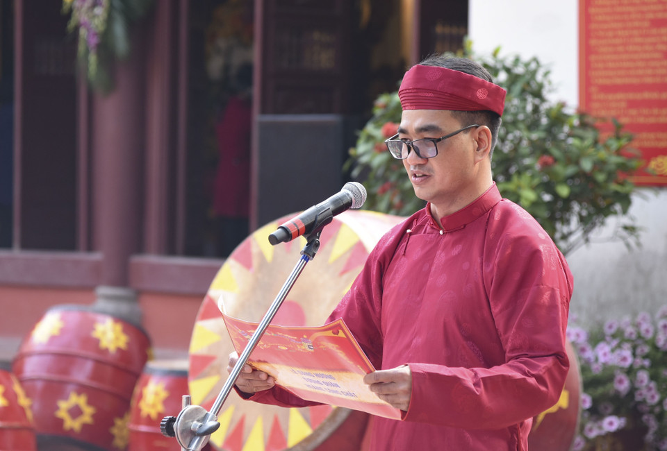 Đọc chúc văn tưởng nhớ Tướng quân Hoàng Công Chất. (Ảnh: Xuân Tư/TTXVN)