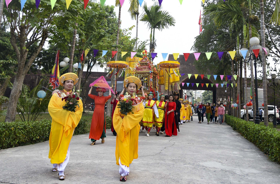 Màn rước kiệu vào Di tích Thành Bản Phủ-Đền Hoàng Công Chất khai hội. (Ảnh: Xuân Tư/TTXVN)