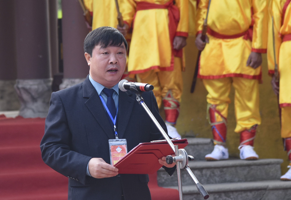 Chủ tịch Ủy ban Nhân dân huyện Điện Biên Bùi Hải Bình phát biểu khai mạc lễ hội Thành Bản Phủ. (Ảnh: Xuân Tư/TTXVN)