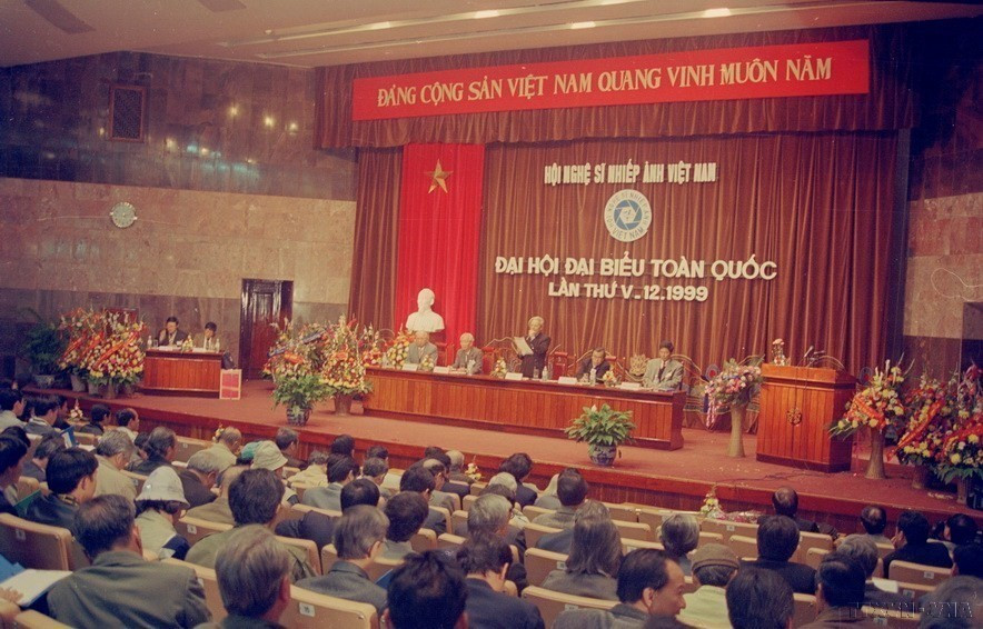 Đại hội đại biểu Hội Nghệ sỹ nhiếp ảnh Việt Nam lần thứ V được tiến hành theo tinh thần Đoàn kết, dân chủ, trách nhiệm và sáng tạo, mở đầu thế kỷ 21 của giới nhiếp ảnh Việt Nam (1999). (Ảnh: Trần Tuấn/TTXVN)